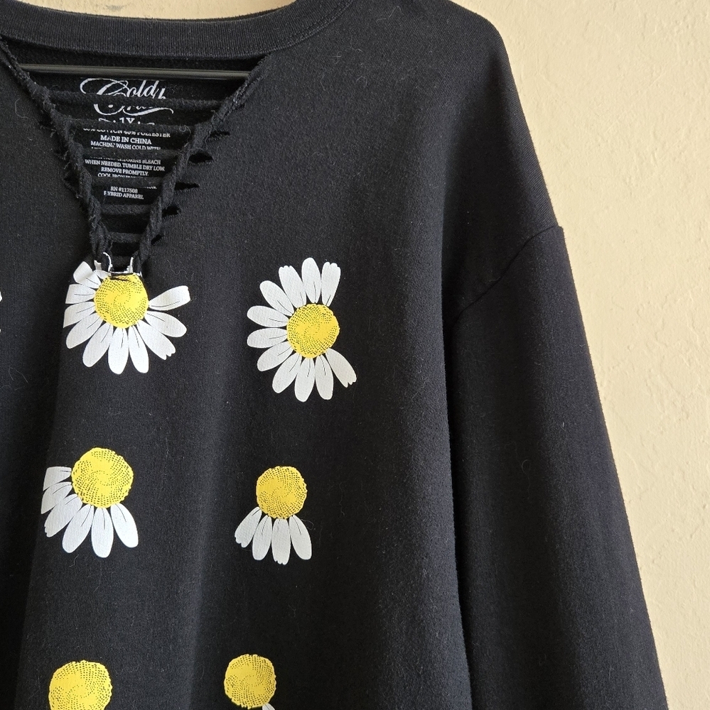 Cold Crush Daisy Love Me Not Black Pullover Sweatshirt - Picture 3 of 8